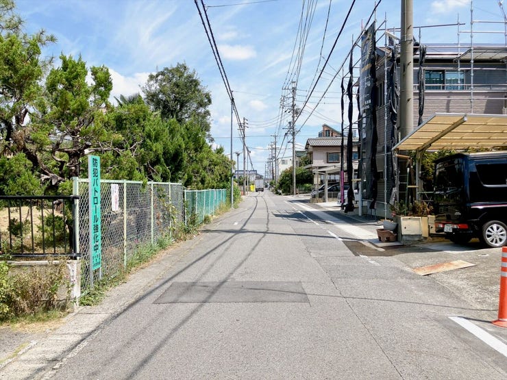 【前面道路】
交通量が少なく静かな環境のため、歩行者や高齢者、お子様にも安心の立地です♪
周辺の騒音も少ないため、落ち着いた雰囲気の中で穏やかな毎日を過ごしたい方にぴったりの住環境です!