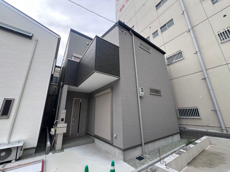 【外観】
・石切駅徒歩10分の好立地マンション!緑あふれる閑静な住環境に位置し、5階部分につき眺望・陽当たりともに恵まれています。専用駐車場付きで、室内は2025年1月にフルリフォーム済みの快適住まいです!