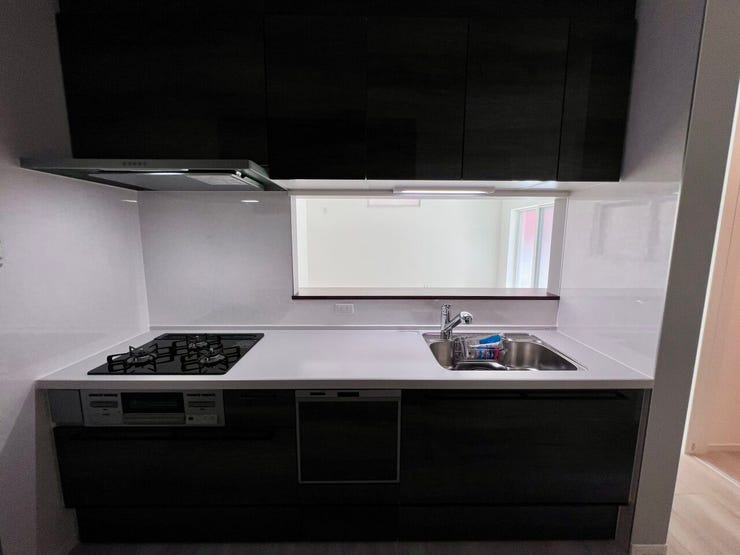 ・キッチン:壁付けキッチンは部屋のスペースをほぼ無駄なく広く活用できることが出来ます!集中してお料理を楽しみたい方にもピッタリです!