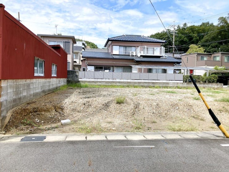【南向きの土地】
南向きの土地は陽当たりが良く一日を通して明るく暖かな光が差し込みます!
家族が集まるリビングも明るく過ごしやすく、日中は電気をつけずとも明るいこともあり電気代の節約にもなります♪