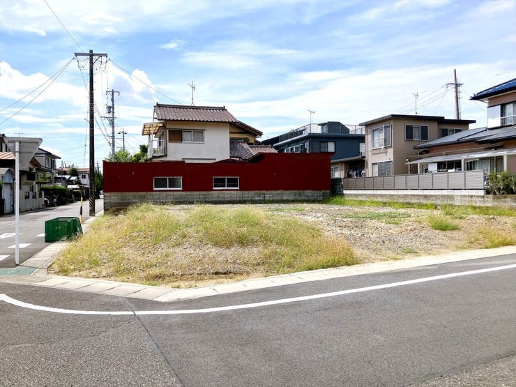 【角地】
二方向が道路に面した角地は、採光と風通しに優れた心地よい住環境♪
開放感のある立地で車の出し入れもしやすく、暮らしの快適さと安心感を高める魅力的な住まいです!