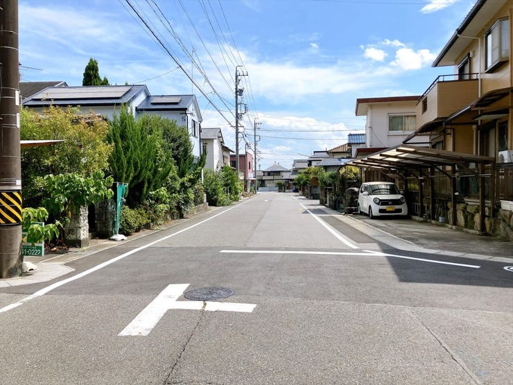 【前面道路】
前面道路が広いため運転がしやすく、日々の交通ストレスが軽減されます!
また家の前が建物などで遮られることがなく、日当たりが良くなり、家全体が明るい印象を受けます!