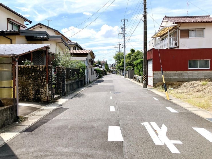【前面道路】
前面道路が広いため大きな車の方でも車の出し入れがしやすく、駐車もスムーズ♪
見通しが良いため安全性も高まります!
お子さまのいるご家庭でも安心して暮らせる快適な住環境です!