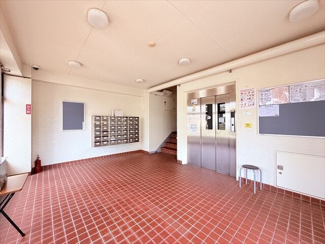 【ロビー、POST、掲示板、エレベーター】