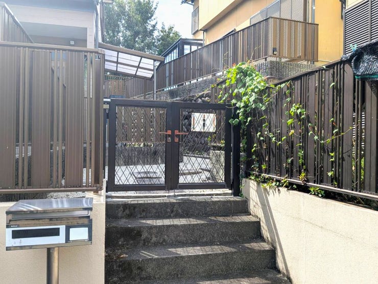 【門扉のある住まい】
玄関までのアプローチに門扉を設け、住まいに落ち着きと品格をプラス♪
訪れる人を迎えるエントランスとしての趣もあり、プライベート感のある安心感に包まれた暮らしを楽しめます!