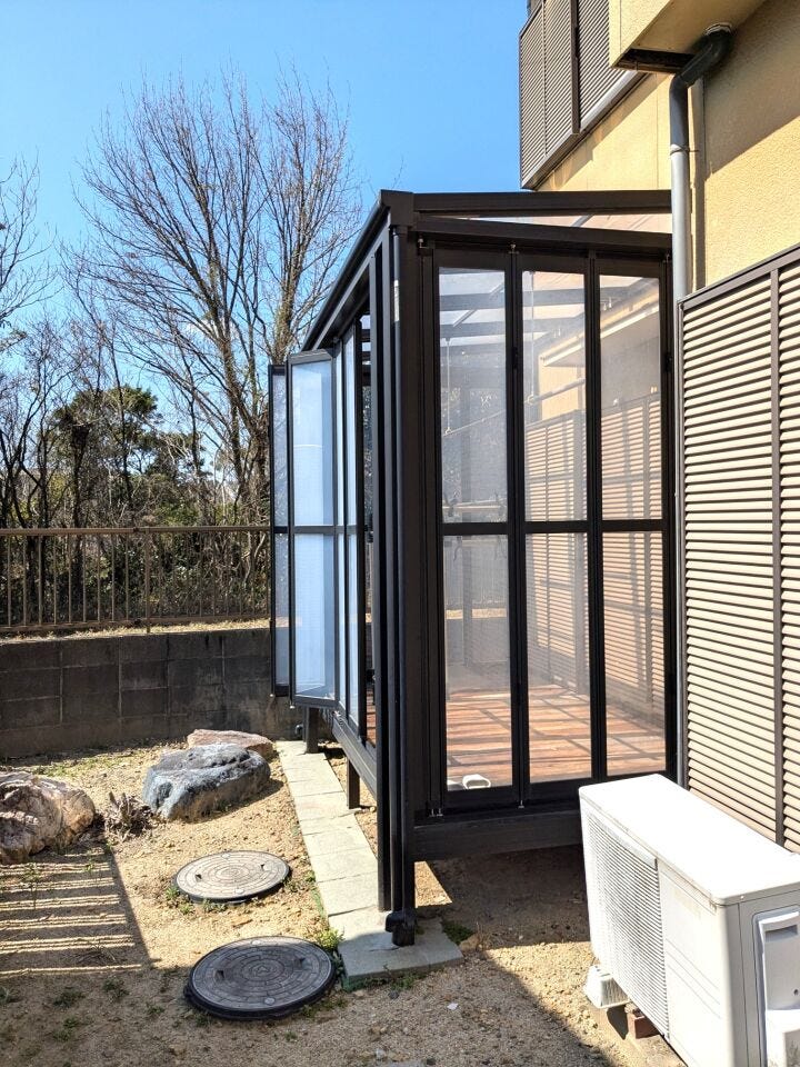 【サンルーム】
自然光が差し込む明るいサンルームは、心地よい陽だまりの空間。
洗濯物を干すスペースとしてはもちろん、植物を育てたり、くつろいだりと暮らしに合わせて便利に活用できます♪