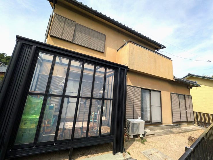 【サンルーム】
自然光をたっぷり取り込む設計で、明るく開放的な空間が広がります!
さらに雨の日や花粉の季節でも気にせず洗濯干しができ、日差しを感じながらくつろげるスペースととしても使用できます♪
