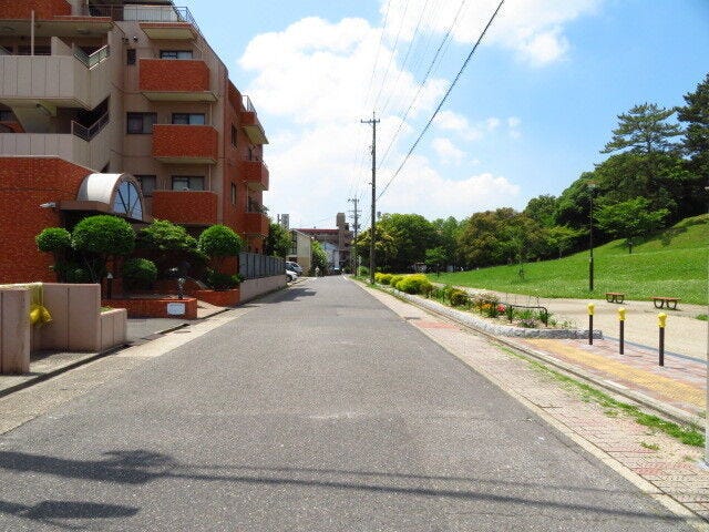 マンション西側前面道路です。道路の向かい側には、「笠寺公園」があります。