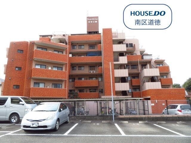 名古屋市桜通線 鶴里駅まで徒歩約10分、名古屋市営バス「弥生町」停まで徒歩2分と、通勤・通学にも便利な距離に立地です。