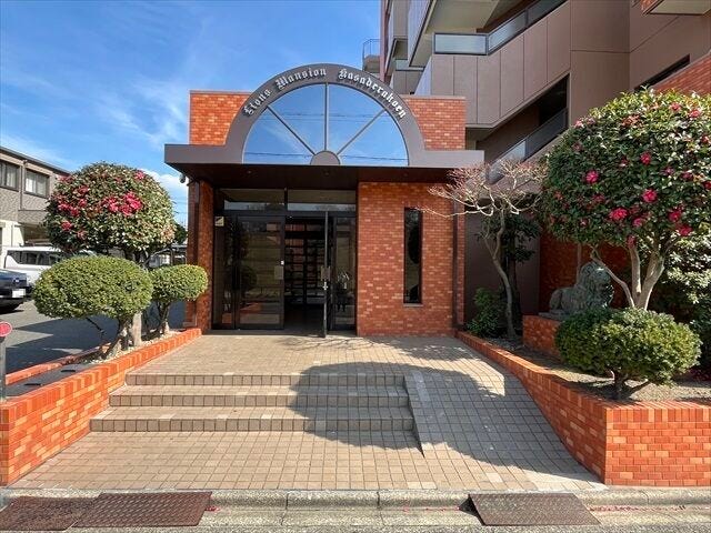 マンション西側エントランスです。