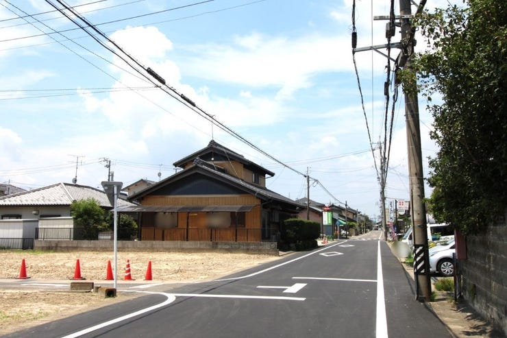 【外観】
【陽当りの良さと明るさを誇る南向き】
陽当りが良いため暖かく、さらに室内が明るく感じられます!
一日中たっぷりと差し込む光が家族の集まるリビングを優しく包み込み、毎日の暮らしを暖かく彩る立地です。