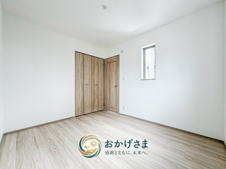 【洋室】
ナチュラルな木目調デザインで統一された洋室。クローゼット付きでお部屋の広さをゆったり有効活用できます。