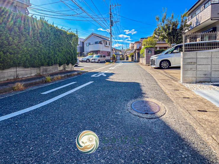 【前面道路】
幅員にゆとりがあり、車同士のすれ違いもスムーズな前面道路。見通しが良く安心して通行できます。