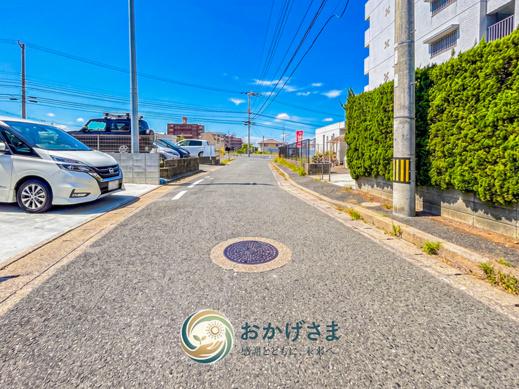 【周辺環境】
青空が広がる開放的な住宅街。道路はきれいに舗装されており、毎日の車の出し入れや歩行も快適です。