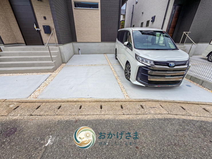 【駐車スペース】
並列でお車を駐車できるスペースを完備。前面道路からの出し入れもスムーズに行えて毎日の移動も快適です。