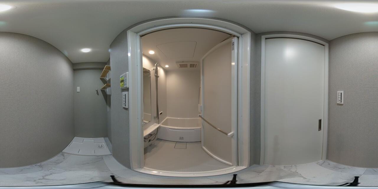 ゆったりとくつろげる浴槽を採用したバスルーム。機能的な設備が整い、一日の疲れを癒やす快適なリラクゼーション空間を創出します。