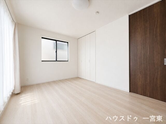 ≪2階8帖≫プライベートな時間をゆったりと過ごせる、ベッドやデスクを配置しても余裕のあるレイアウトが可能です。
※居住中につき室内を CG にて物消しをしたものです。