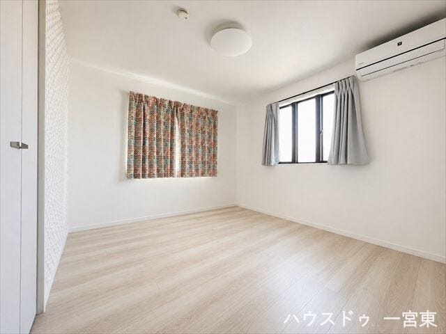 ≪2階7帖≫2面採光で一日を通して心地よい明るさと風通しを感じられます。家具の配置がしやすいゆとりある広さ。
※居住中につき室内を CG にて物消しをしたものです。