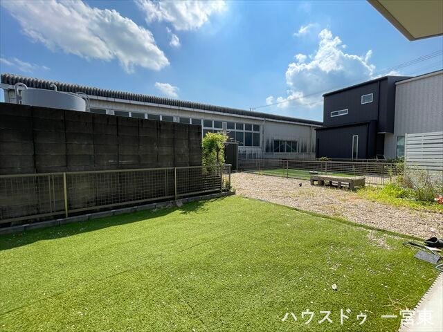 お子様やペットがのびのび遊ぶスペースとして使ったり、住む方のライフスタイルに合わせて自在に活用できるお庭です。
