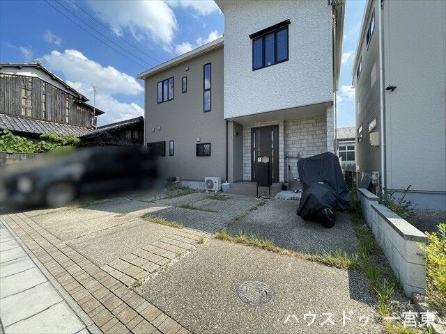 段差がなくスムーズに入出庫できるフラットな敷地で、毎日の運転や駐車がストレスなく行える駐車場です。お荷物の出し入れやご家族の乗降も安全です。