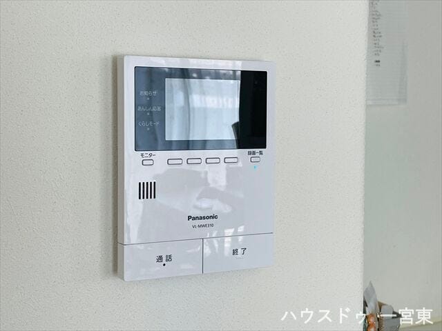 ≪モニター付きインターホン≫来訪者の顔が見えるモニター付きインターホンで、防犯面も安心です。