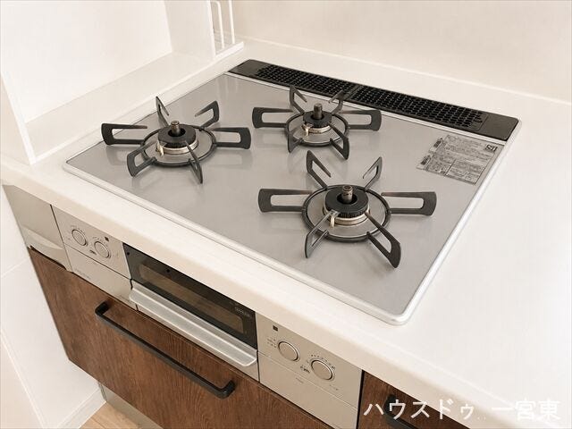 ≪コンロ≫3口コンロは、調理をしながら作り置きしていた料理を温め直すときや煮込み料理を作った時の鍋の置き場所として使えて便利です。
※居住中につき室内を CG にて物消しをしたものです。