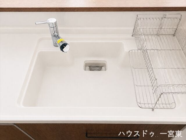 ≪シンク≫大きな鍋やフライパンも無理なく洗えるゆとりを備え、水はね音を抑えながらスムーズな家事を叶えるシンクです。
※居住中につき室内を CG にて物消しをしたものです。