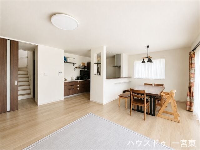 大型家具を置いてもゆったりとしたゆとりがあり、家族が集まっても思い思いの時間を伸びやかに過ごせる20帖のLDKです。※居住中につき室内を CG にて物消しをしたものです。