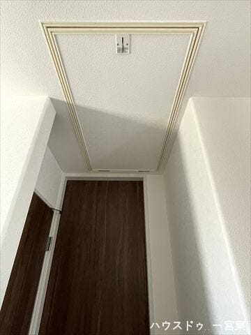 ≪小屋根裏≫季節家電や思い出の品、普段使わない大型の荷物をまとめて収められ、居住スペースをすっきりと広く保てる小屋裏収納です。
