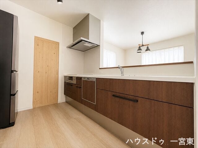 深みのある木目がインテリアに馴染み、毎日の調理作業を心地よく包み込むような温かみと落ち着きを感じさせるシステムキッチンです。※居住中につき室内を CG にて物消しをしたものです。