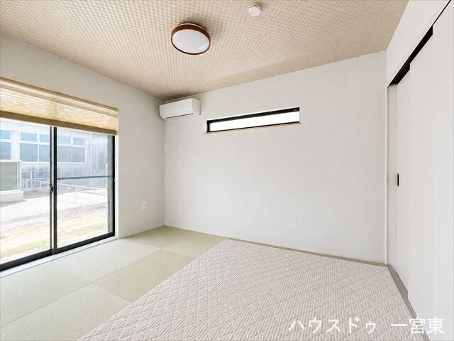 ≪1階6帖≫畳の持つ温もりや心地よさと、現代のインテリアに溶け込むモダンな空間です。
※居住中につき室内を CG にて物消しをしたものです。