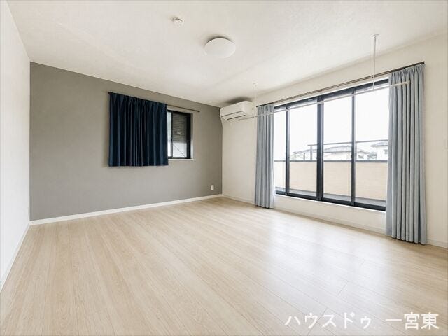 ≪2階11帖≫2面に設けられた窓から豊かな光と風が通り抜け、11畳というゆとりの広さをより伸びやかに演出します。
※居住中につき室内を CG にて物消しをしたものです。