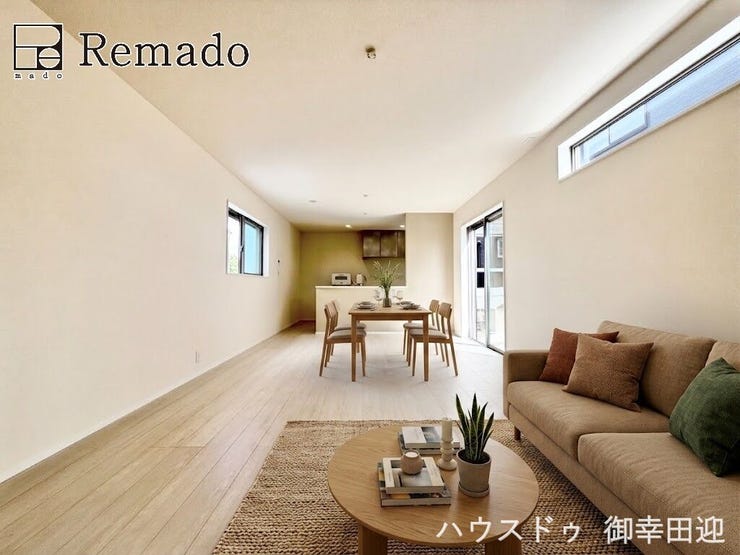 【リビング】
■家族の笑顔が集う中心地■お気に入りの家具を迎え、窓からは心地の良い光が差し込みます。※CGで家具を配置しています。