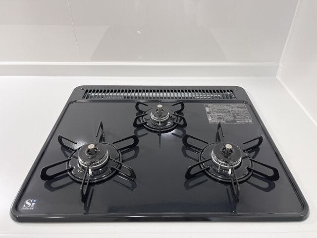 キッチン:三口のコンロなので一度に調理ができるので、お料理もはかどりますね。お休みの日にご家族でお料理も楽しめそうです。