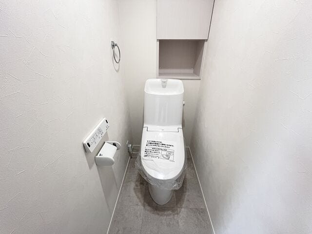 トイレ:ウォシュレット付のトイレになります。ペーパーホルダーも1つ付いています。