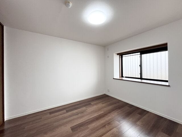 6.4帖洋室:北側にあるお部屋ですが、たっぷりと日差しが降り注ぐので明るい空間になっています。プライベートの時間も気持ちよく過ごすことができます。