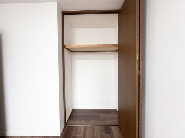 ハンガーパイプや枕棚も標準装備されたクローゼットです。