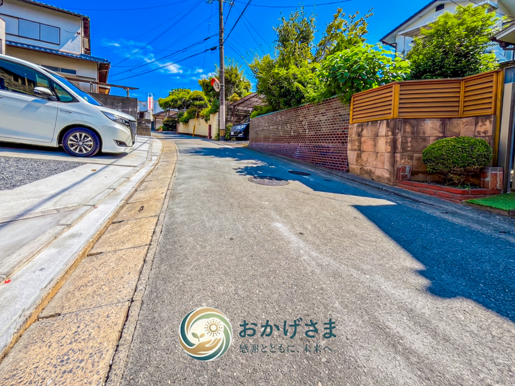 【周辺環境】
緑豊かで閑静な街並みが広がる周辺環境。見通しの良い道路で、お子様の通学や散歩も安心・快適です。