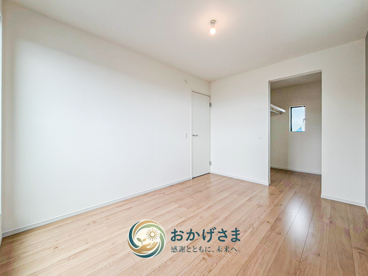 【主寝室】
奥にウォークインクローゼットへと繋がる動線を確保。ゆとりある広さで心地よく寛げる主寝室です。