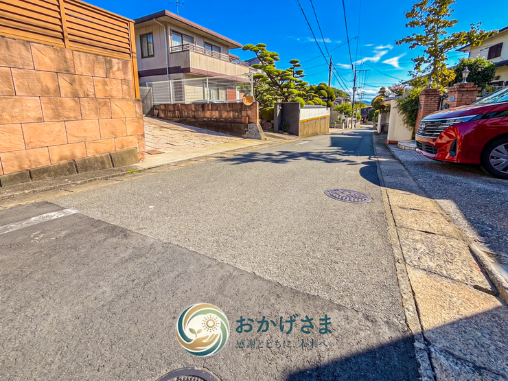 【前面道路】
青空が広がる穏やかな前面道路。交通量が少なく落ち着いた環境で、お車の出し入れもスムーズです。