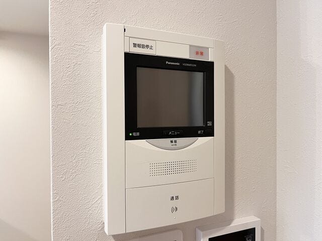 モニター付きインターホン:玄関まで行かなくても来客対応ができます。