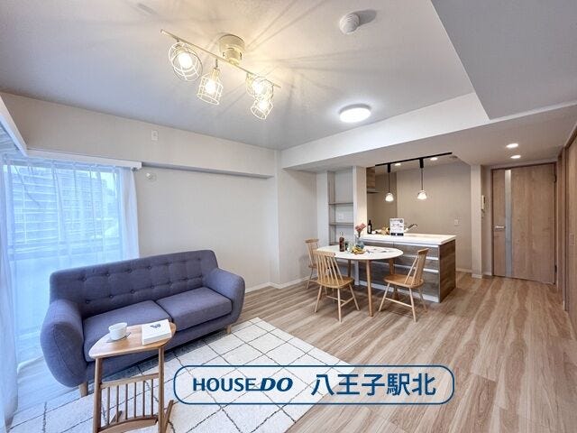 【リビング】
リビング:南向きで日当たり良好のLDK。南側に大きな窓を設置することで明るい空間です。キッチンからリビング全体が見渡せ調理しながら家族と会話も弾みそう。