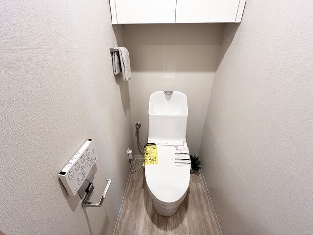 トイレ:ウォシュレット付のトイレになります。ペーパーホルダーも1つ付いています。