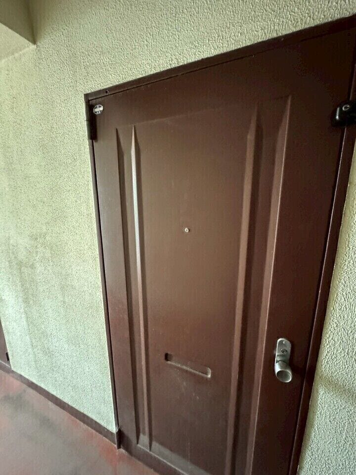 【玄関】
現地写真:玄関