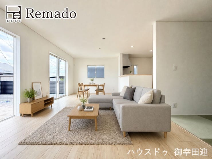 【リビング】
■家族の笑顔が集う中心地■お気に入りの家具を迎え、窓からは心地の良い光が差し込みます。※CGで家具を配置しています。