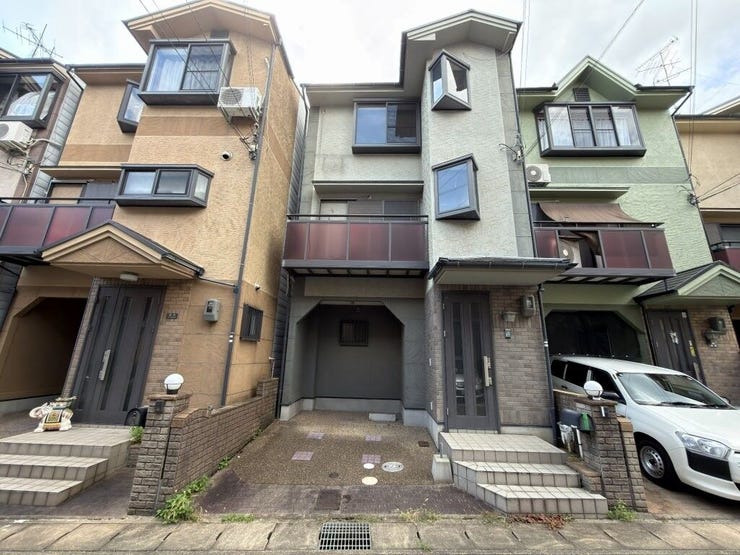 【外観】
ガレージ付き一戸建てです
