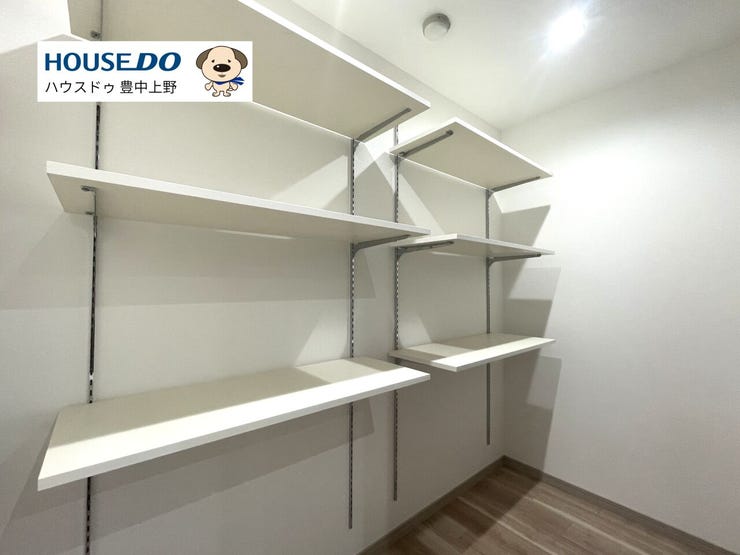キッチン後ろには全てのキッチン道具、食材を置いていただける広々パントリーがございます!