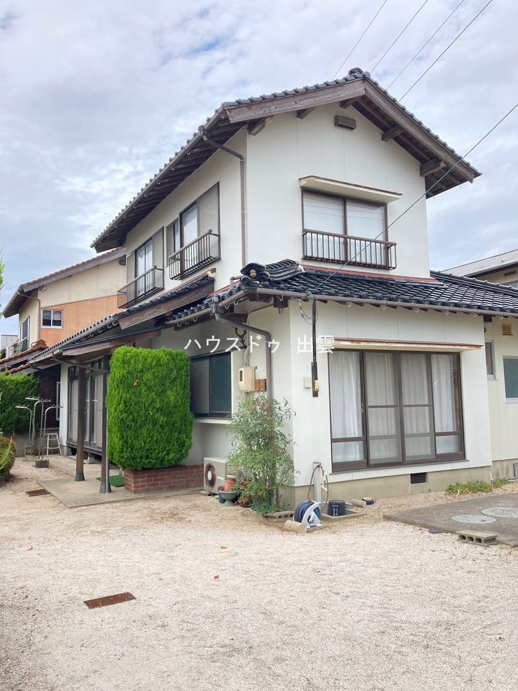 【外観】
落ち着いた住宅街の中にあり、自然に囲まれた暮らしができます!子育て世代の方にもおすすめなお家です。のびのびとした生活が送れます。