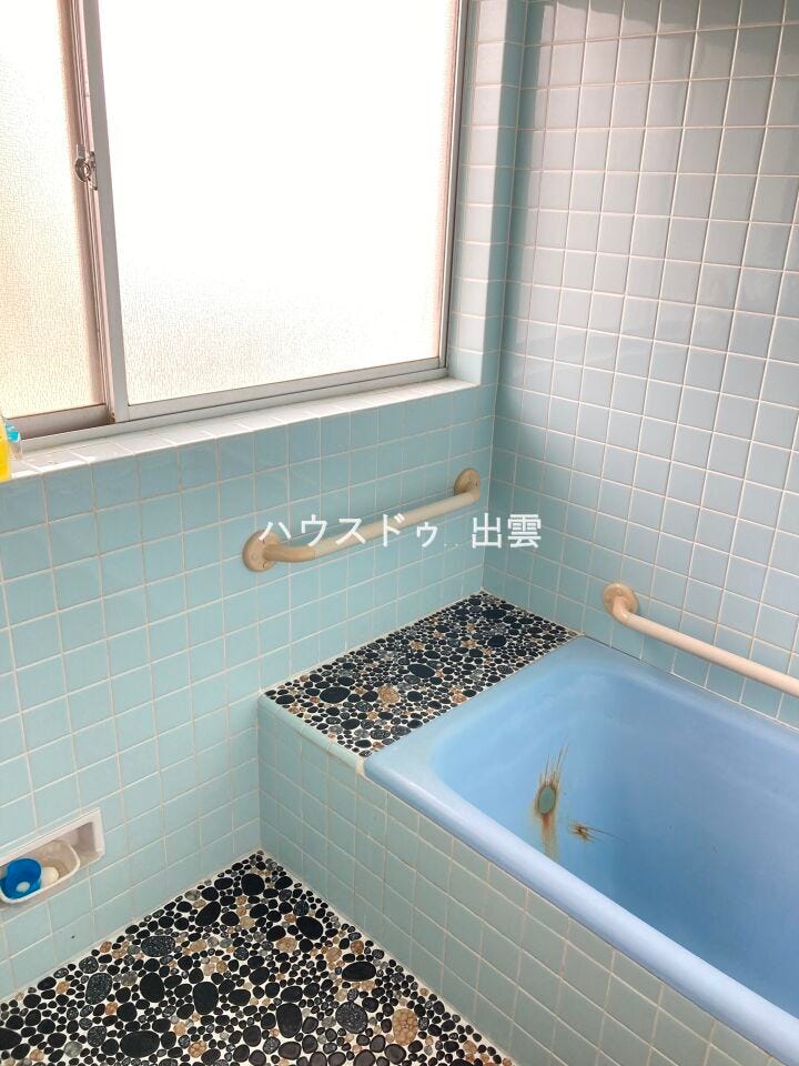 一日の疲れをゆっくり癒せる、落ち着いた雰囲気の浴室。浴槽はゆったりとしたサイズ感です。窓付きのため湿気がこもりにくく、清潔感を保ちやすい空間です。