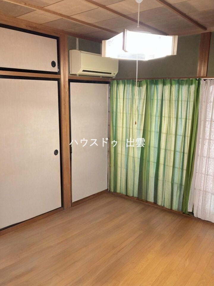 落ち着きのある和室は、心を和ませてくれる癒しの空間。来客用としてはもちろん、お子さまのお昼寝スペースとしても活躍します。押入れや床の間があり収納力も十分。